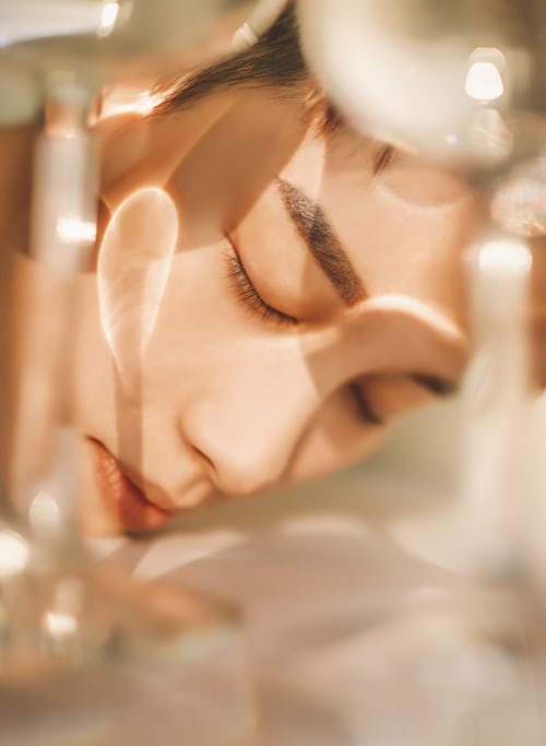 손으로 얼굴을 만지면 트러블이 생깁니다